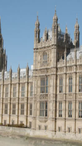 Vertikale-Videoturmuhr-Big-Ben-Gegen-Den-Klaren-Blauen-Himmel-London-Uk